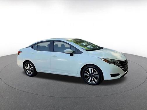 Aspen White Tricoat 2025 Nissan Versa 1.6 SV