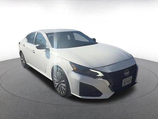 Glacier White 2025 Nissan Altima SV FWD