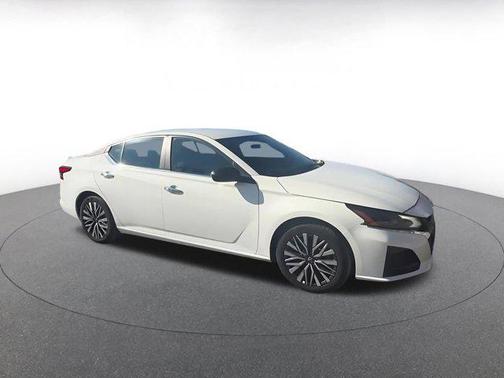 Glacier White 2025 Nissan Altima SV FWD