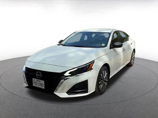 Glacier White 2025 Nissan Altima SV FWD