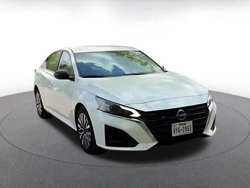Glacier White 2025 Nissan Altima SV FWD