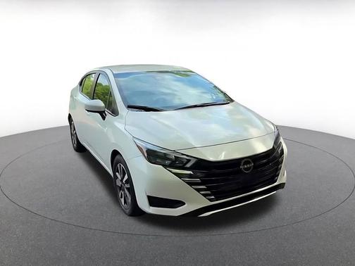 Aspen White Tricoat 2025 Nissan Versa 1.6 SV