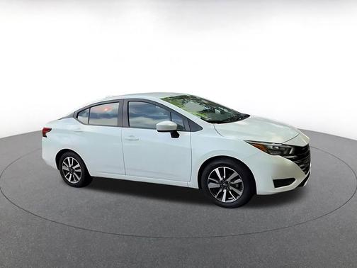 Aspen White Tricoat 2025 Nissan Versa 1.6 SV