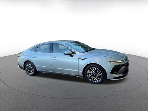 Aero Silver 2025 Hyundai SONATA Hybrid SE