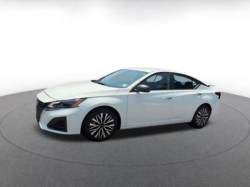 Glacier White 2025 Nissan Altima SV FWD