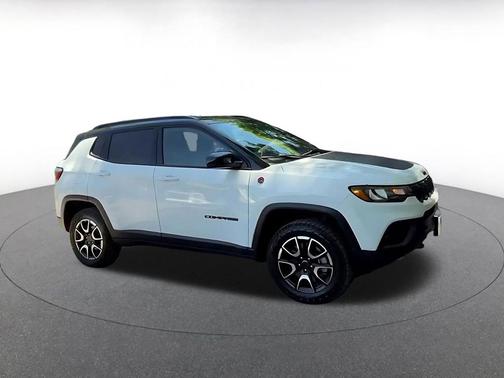 Bright White Clearcoat 2025 Jeep Compass Trailhawk
