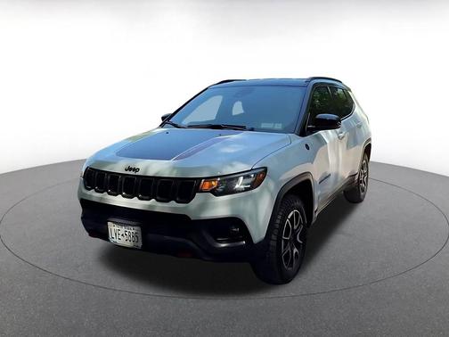 Bright White Clearcoat 2025 Jeep Compass Trailhawk