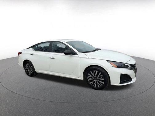 Glacier White 2025 Nissan Altima SV FWD