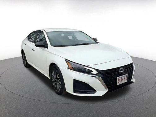 Glacier White 2025 Nissan Altima SV FWD