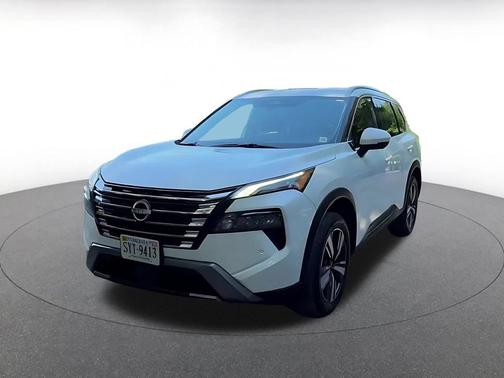 Everest White Pearl Tricoat 2026 Nissan Rogue SL