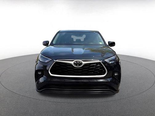 Midnight Black Metallic 2025 Toyota Highlander LE