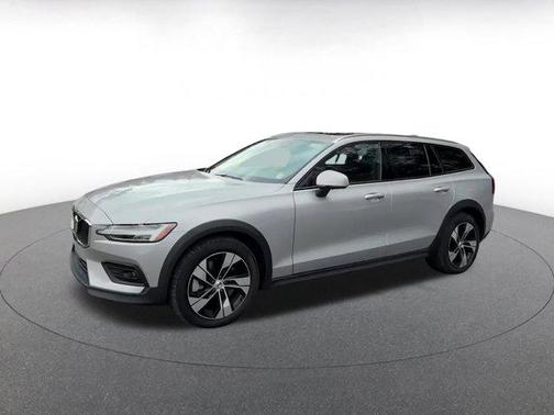 2025 Volvo V60 Cross Country B5 Plus