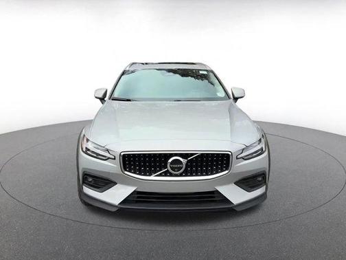 2025 Volvo V60 Cross Country B5 Plus