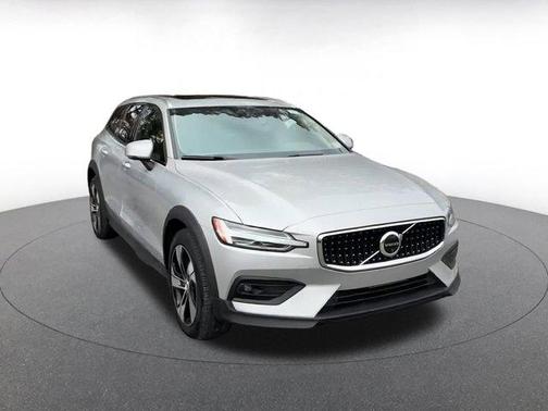 2025 Volvo V60 Cross Country B5 Plus