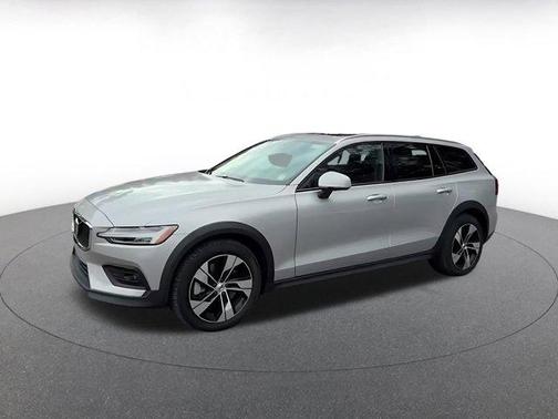 2025 Volvo V60 Cross Country Plus, B5 AWD Gas (mild hybrid)