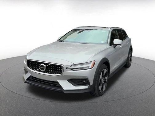 2025 Volvo V60 Cross Country Plus, B5 AWD Gas (mild hybrid)