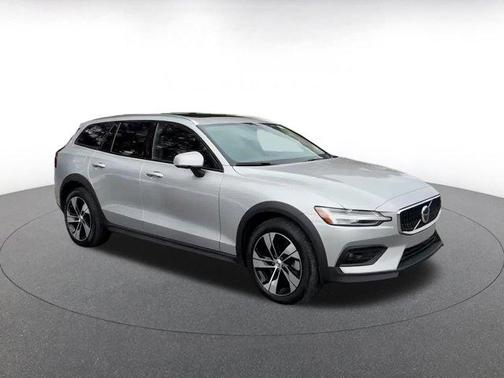 2025 Volvo V60 Cross Country Plus, B5 AWD Gas (mild hybrid)