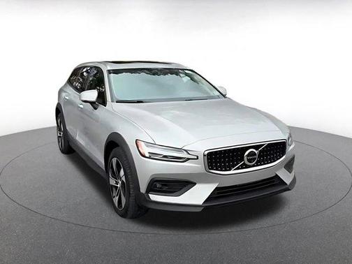 2025 Volvo V60 Cross Country Plus, B5 AWD Gas (mild hybrid)