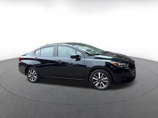 Super Black 2025 Nissan Versa 1.6 SV