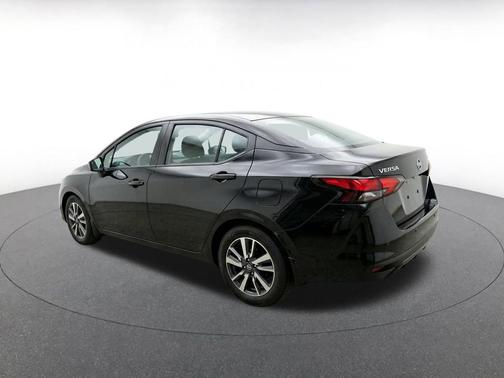 Super Black 2025 Nissan Versa 1.6 SV