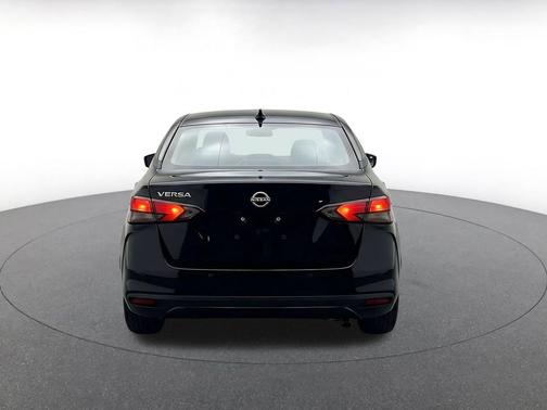 Super Black 2025 Nissan Versa 1.6 SV
