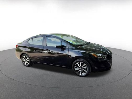 Super Black 2025 Nissan Versa 1.6 SV