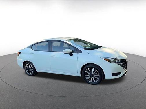 Aspen White Tricoat 2025 Nissan Versa 1.6 SV