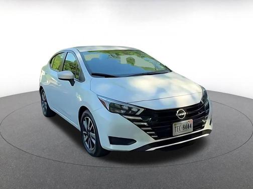 Aspen White Tricoat 2025 Nissan Versa 1.6 SV