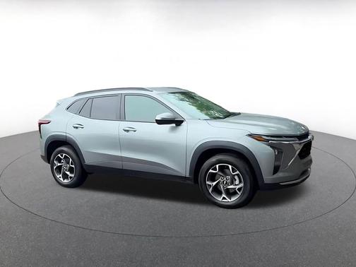 Sterling Gray Metallic 2025 Chevrolet Trax LT