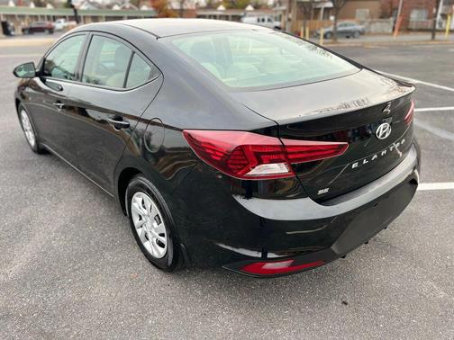 2019 Hyundai ELANTRA SE