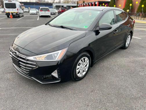 2019 Hyundai ELANTRA SE