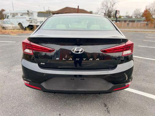 2019 Hyundai ELANTRA SE