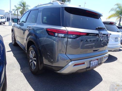 Gun Metallic 2022 Nissan Pathfinder SL 2WD