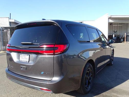 2022 Chrysler Pacifica Hybrid Touring L