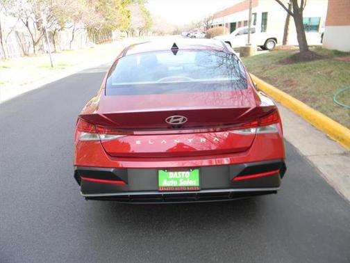 2025 Hyundai ELANTRA SEL