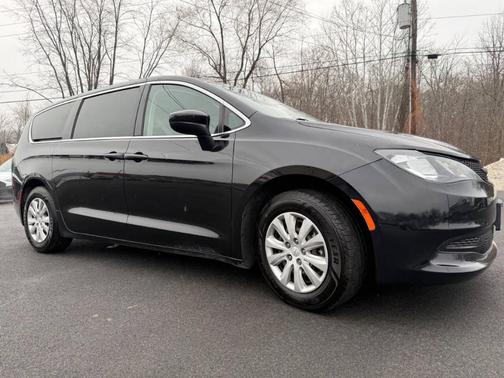 Brilliant Black Crystal Pearlcoat 2021 Chrysler Voyager L