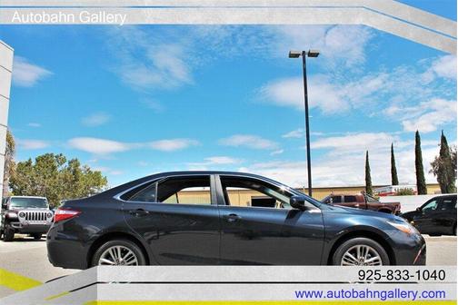 Photo 4 of 32 of 2017 Toyota Camry SE