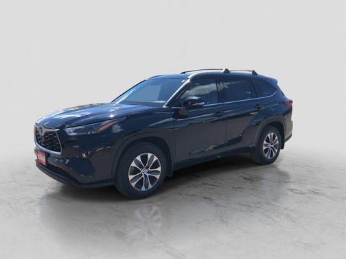 Midnight Black Metallic 2022 Toyota Highlander XLE