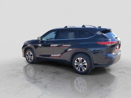 Midnight Black Metallic 2022 Toyota Highlander XLE