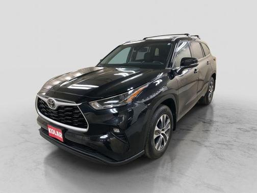 Midnight Black Metallic 2022 Toyota Highlander XLE