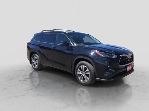 Midnight Black Metallic 2022 Toyota Highlander XLE