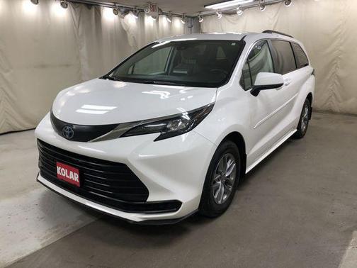 2024 Toyota Sienna LE
