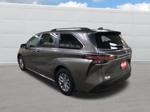2022 Toyota Sienna XLE 7 Passenger
