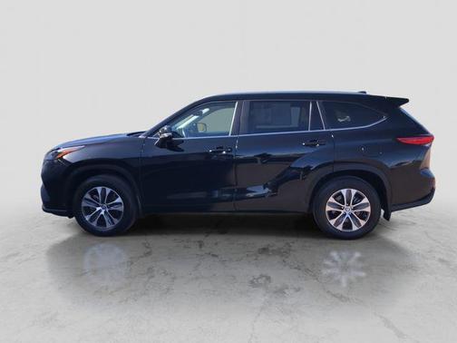 Midnight Black Metallic 2023 Toyota Highlander XLE