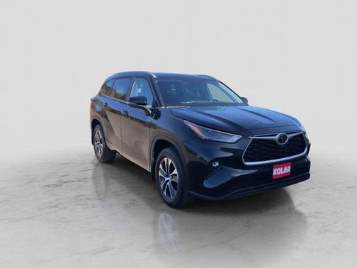 Midnight Black Metallic 2023 Toyota Highlander XLE
