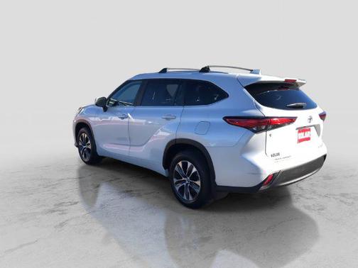 Wind Chill Pearl 2023 Toyota Highlander XLE