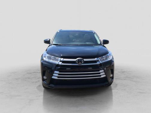 Midnight Black Metallic 2018 Toyota Highlander XLE
