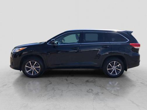 Midnight Black Metallic 2018 Toyota Highlander XLE