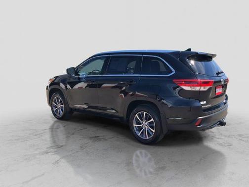 Midnight Black Metallic 2018 Toyota Highlander XLE