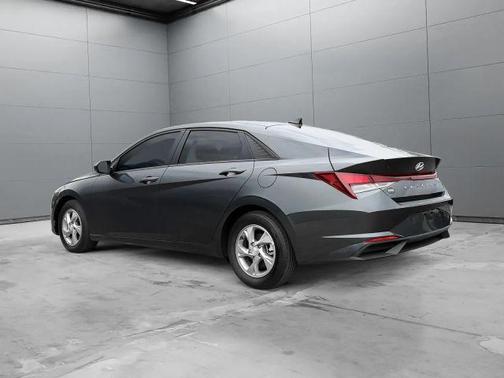 2022 Hyundai ELANTRA SE
